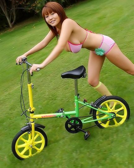 Пышногрудая азиаточка в розовом купальнике на велосипеде порно фото