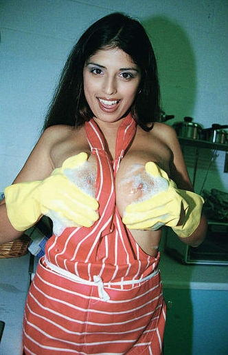 Чувственная домохозяйка Kerry Marie в желтых перчатках демонстрирует свои большие груди и пизду